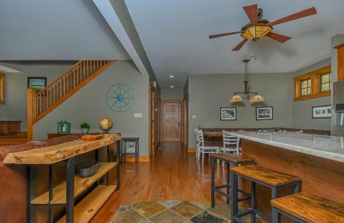 Silver Ridge Casa | Winding Down Slope Side