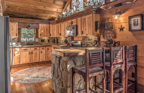 Cherry Log Cabina | Winding Log Ridge- Se aceptan mascotas | Porche proyectado | 11 millas del centro