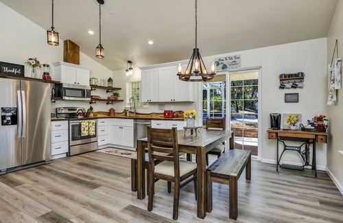 Hidden Valley Lake Cabaña | Windmill Cottage - Peaceful & Quiet on 5 acres