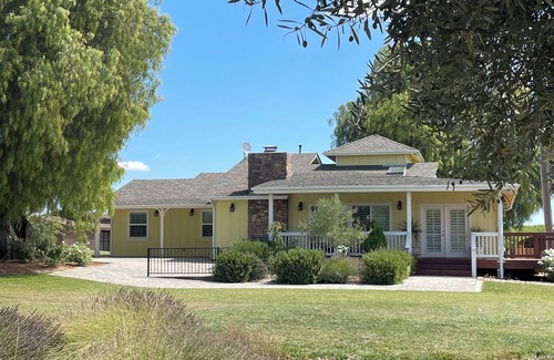 Paso Robles Casa | Windmill House on Rails Nap Estate.