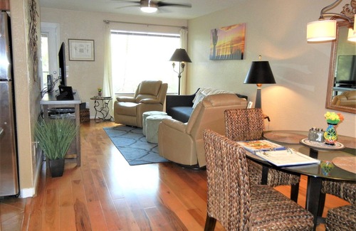 Tucson Condominio | Ventana a las montañas de Catalina en este primer piso con MUCHAS actualizaciones