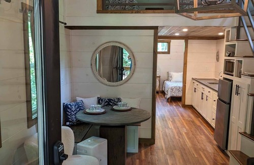 Old Fort Cabina | Windsong Creek side cabin c-2