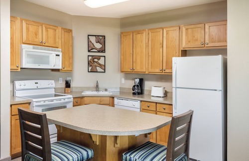 Windsor Complejo | Windsor, CA: Sonoma 3 Bedroom Condo w / chimenea, Resort piscina, spa, Wi-Fi y Más!