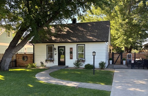 Windsor Casa | Windsor Farmhouse Family Fun, Yard & Fireplace