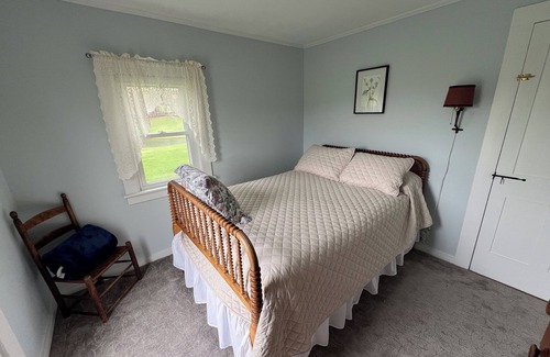 Chelsea Cama Y Desayuno | Windswept Acres Southeast Room - Charming Homestay in Chelsea with WiFi & ponds