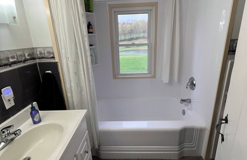 Chelsea Cama Y Desayuno | Windswept Acres Southeast Room - Charming Homestay in Chelsea with WiFi & ponds