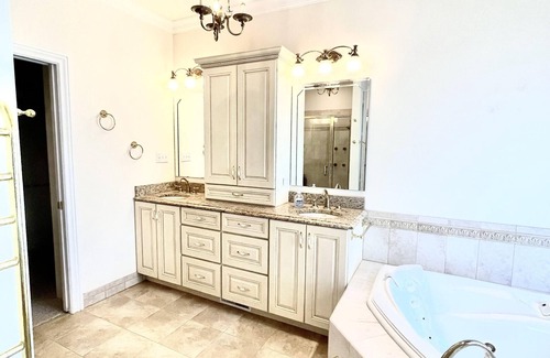 Henrico Casa | Windy Pointe Retreat - 5200sqft, 7 bed/4 bath, lakefront, arcade & game room!