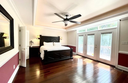 Henrico Casa | Windy Pointe Retreat - 5200sqft, 7 bed/4 bath, lakefront, arcade & game room!
