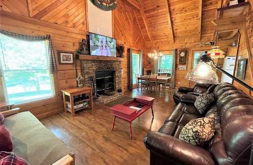 Wears Valley Casa | Windy Ridge-Pet-Friendly Smoky Mountain Cabin with Fishing Access, Fenced Yard & Free Tickets