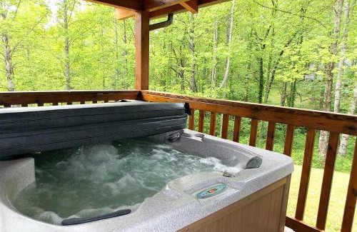 Wears Valley Casa | Windy Ridge-Pet-Friendly Smoky Mountain Cabin with Fishing Access, Fenced Yard & Free Tickets