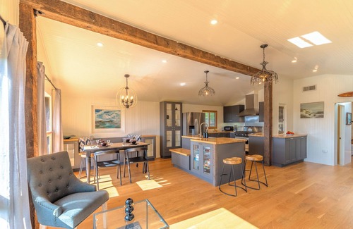 Old Town Casa | WindyHideaway:NEW & Inspiring Retreat!Coastal Family Fun in Bodega Bay! GmRm