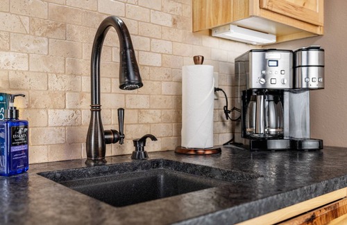 Dundee Condominio | Wine and Country Vibes Throughout, Open Layout, Vaulted Ceilings, Sweet Media Setup, 5 Min 2 Newberg