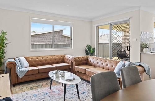 Cessnock Casa | Wine Country Cottage Stylish Family Getaway