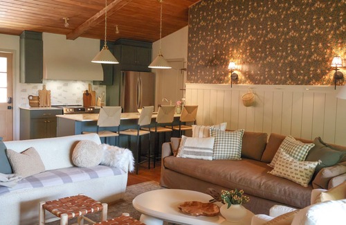 Dahlonega Cabina | Wine Country Luxe 5BR w Views & Hottub, Pet Friendly!