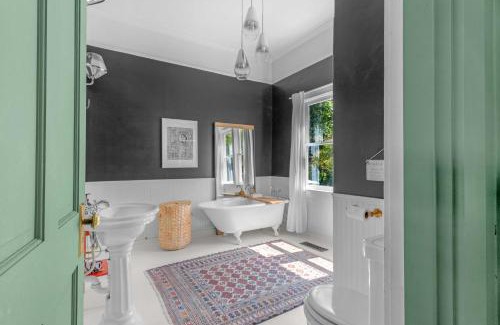 Guerneville Casa | Wine Country Retreat with Pool & Hot Tub - Dogs OK