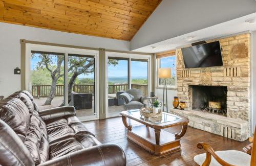 Spicewood Casa | Wine Country Retreat – with a lake view!