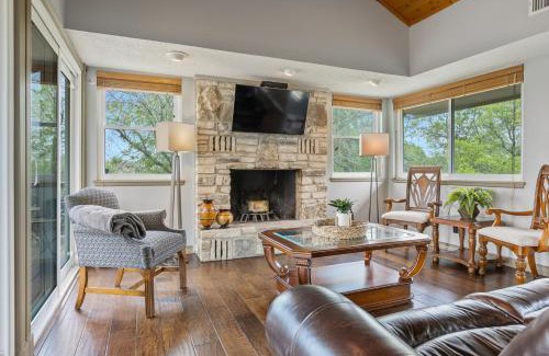 Spicewood Casa | Wine Country Retreat – with a lake view!