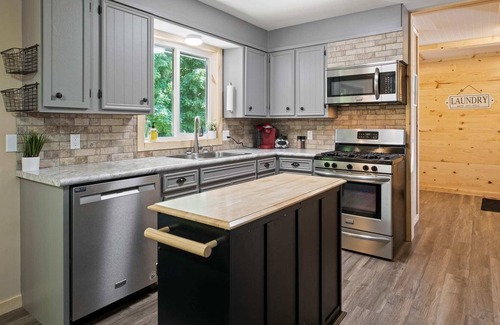 Fennville Casa | Wine Down Cottage - Near Wineries, Large Backyard