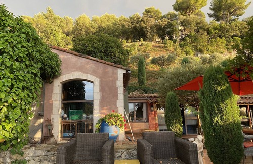 Le Beausset Casa | Wine property on a hill surrounded by vineyards and olive trees