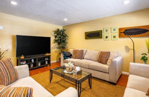 Hayward Casa | Wine Waves & Comfort 2BR Bay Area Beauty