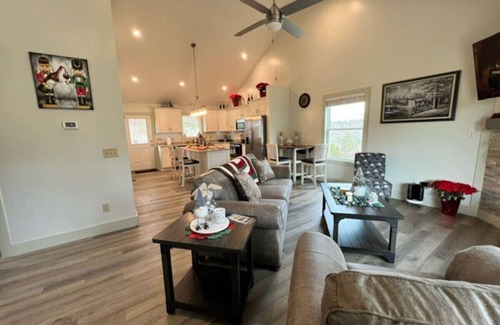 State Road Cabaña | Wine Way - Two Bedroom Cottage