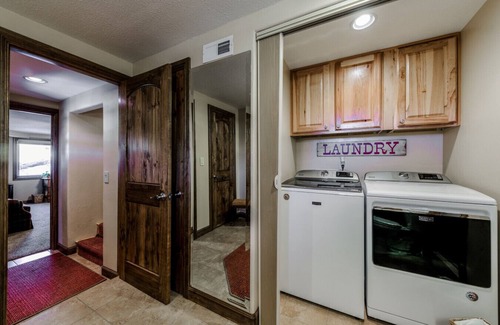 Ruidoso Chalet De Esquí | Wine & Wilderness: MTN Luxe Chalet/ Hot Tub/ Views