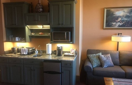 Geneva Apartamento | Wineries, Lake & Spire - Munger Lofts Boutique