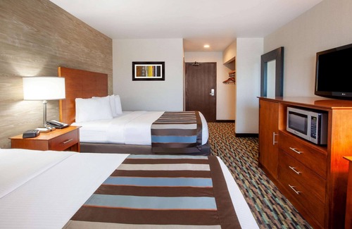 Romulus Hotel | Wingate by Wyndham Detroit Metro Airport