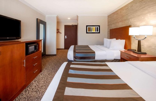 Romulus Hotel | Wingate by Wyndham Detroit Metro Airport