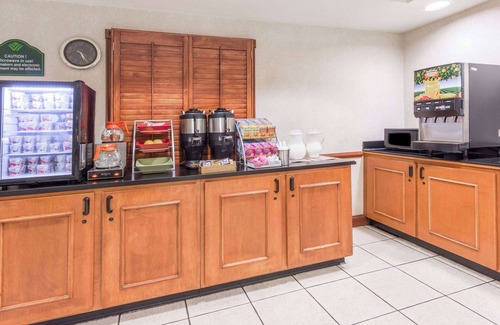 Wayne Hotel | Wingate by Wyndham Indianapolis Airport-Rockville Rd.