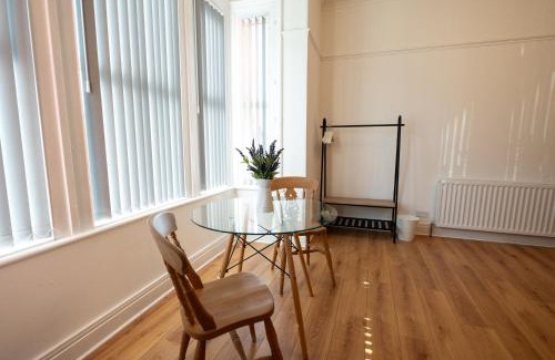 Fenham Casa | Wingrove 5 Bdrm Large House Free Parking and Wifi
