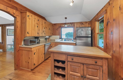 Meredith Casa | Winnipesaukee Log Home Sand Beach South Exposure Views Sleeps 8