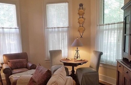 Downtown Little Rock Cabaña | Winslow Cottage W/ King Bed