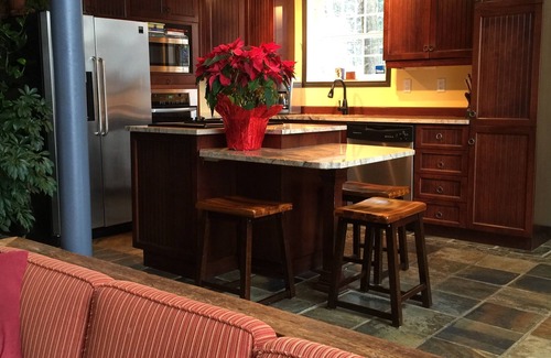 Bromont Chalet De Esquí | 22 de junio largo fin de semana ESPECIAL! ¡20% DE DESCUENTO! «Casa de pan de jengibre» con jacuzzi
