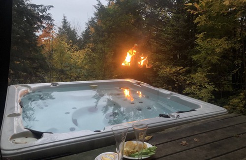 Bromont Chalet De Esquí | 22 de junio largo fin de semana ESPECIAL! ¡20% DE DESCUENTO! «Casa de pan de jengibre» con jacuzzi