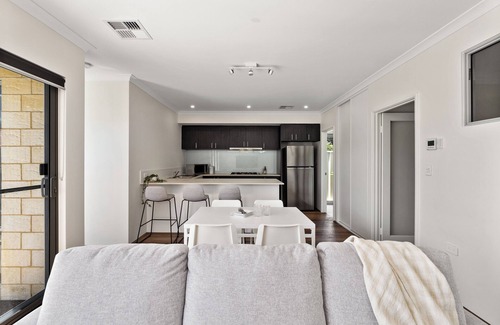 Mandurah Casa | Winter Family-Friendly Getaway | Sleeps 5 | Ping Pong | BBQ | Office Desk