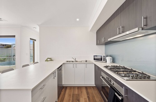 Mandurah Casa | Winter Family-Friendly Getaway | Sleeps 5 | Ping Pong | BBQ | Office Desk