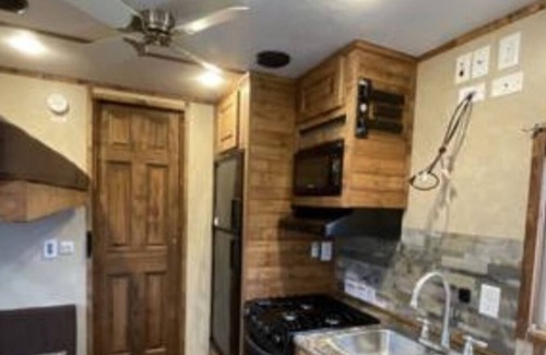 Balsam Lake Alquiler De RV | Winter Glamping in a heated 21’ Ice Castle