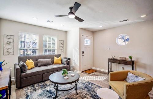 Washington Ave./ Memorial Park Casa | Winter Retreat 3b 3ba Huge backyard Mins from Downtown