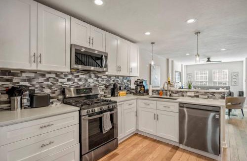 Washington Ave./ Memorial Park Casa | Winter Retreat 3b 3ba Huge backyard Mins from Downtown