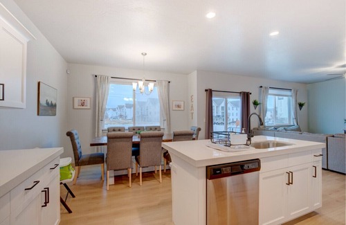 American Fork Casa | FALL SPECIAL! Large Fenced Yard & Mtn Views!