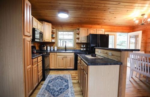 Mount Juliet Casa | WINTER SPECIAL! Log Home by Lake ~ Less than 25 mi to downtown Nashville