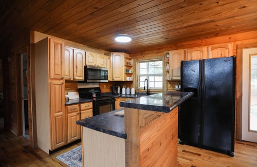 Mount Juliet Casa | WINTER SPECIAL! Log Home by Lake ~ Less than 25 mi to downtown Nashville
