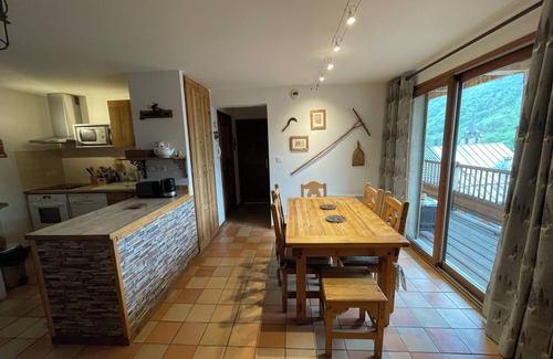 Saint-Sorlin-d'Arves Apartamento | Winter/summer resort apartment for 6 people 55m² with fireplace and private garage