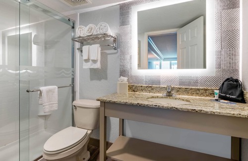 Clearwater Beach Hotel | Dolphin Sands Clearwater Beach, Ascend Hotel Collection