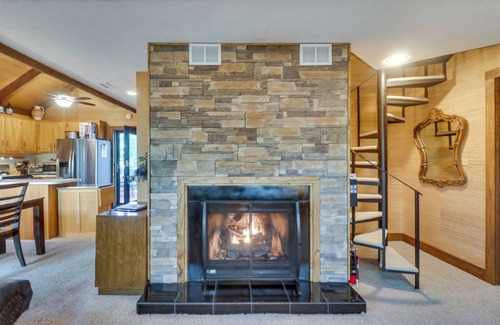 Treeloft Cabaña | Wintergreen Home w/ Hot Tub, Deck & Mountain Views