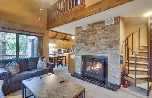 Treeloft Cabaña | Wintergreen Home w/ Hot Tub, Deck & Mountain Views