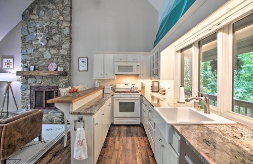 Treeloft Cabaña | Wintergreen Resort Home w/ 2 Decks + Ski Access!