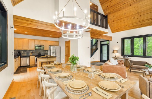 Chestnut Springs Casa | Wintergreen 5BR with Hot Tub, Sauna, Firepit