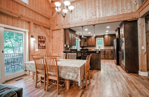 Fairview Cabina | Winters Haven: una lujosa cabaña con estructura de madera Asheville Mountain con bañera de hidromasaje y mucho más.